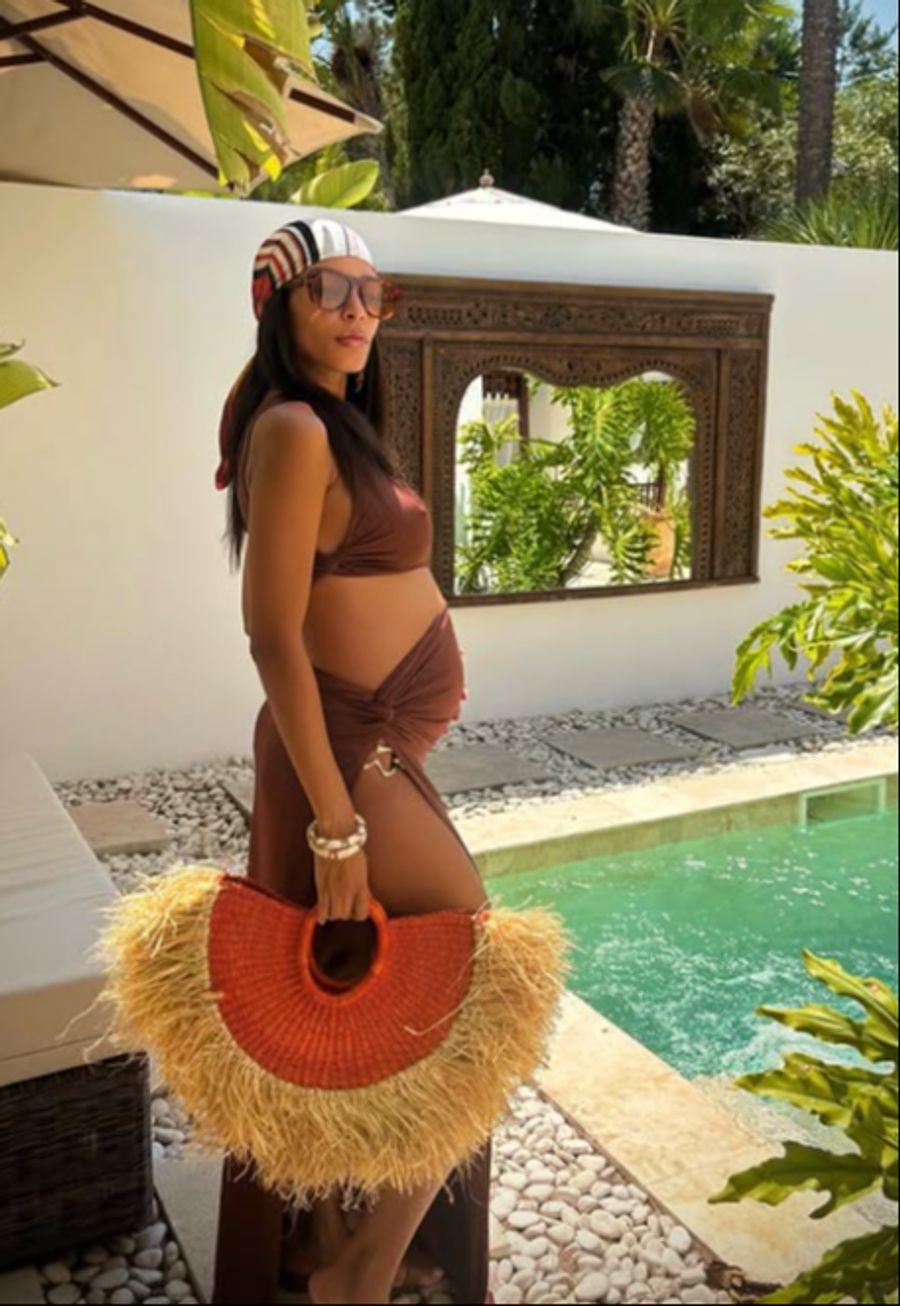 Lilian zeigt ihren wachsenden Babybauch.