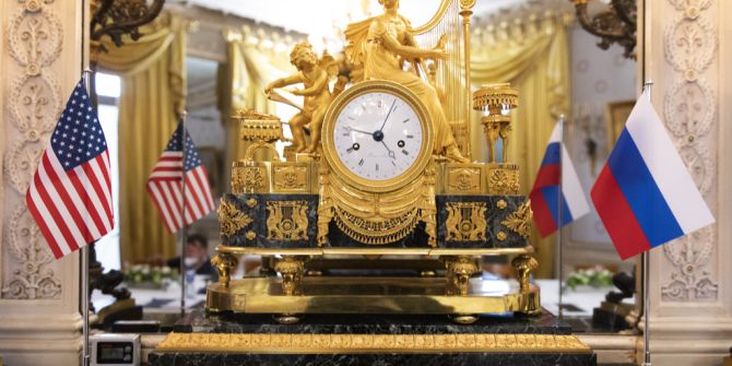 Uhr Flaggen Russland USA