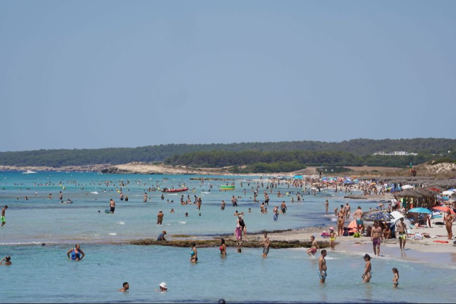 Auf Menorca kühlen sich die zahlreichen Touristen im Meer ab.