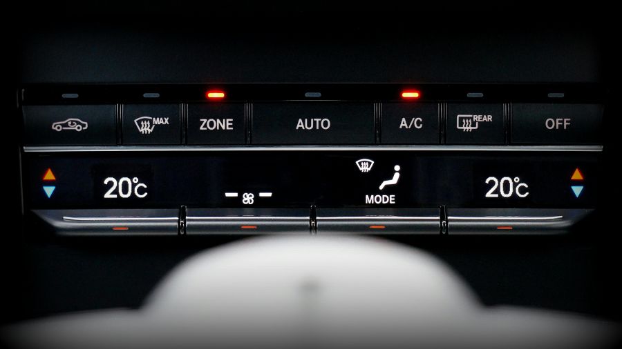 Die Petsitterin erklärt ihr vergeblich, das Auto extra heruntergekühlt und in den Schatten gestellt zu haben.