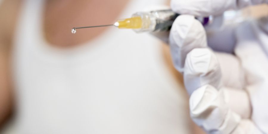 Apothekerinnen und Apotheker dürfen im Kanton Schwyz mehr Impfungen verabreichen. (Symbolbild)