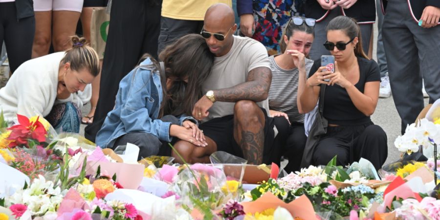 Menschen trauern am Bondi Beach und legen Blumen nieder