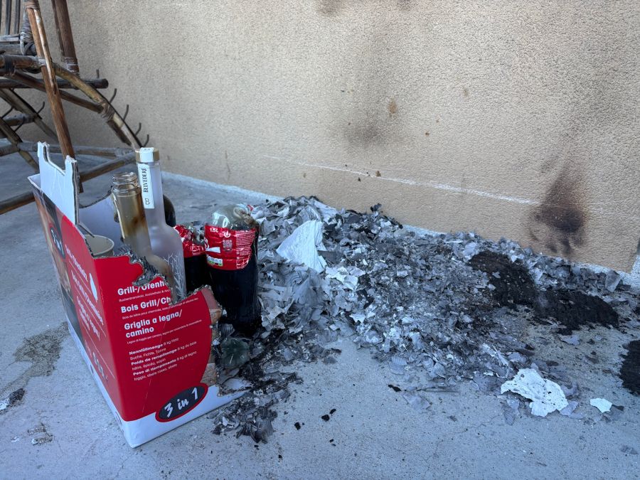 In Davos musste die Feuerwehr einen Brand auf einem Balkon löschen.