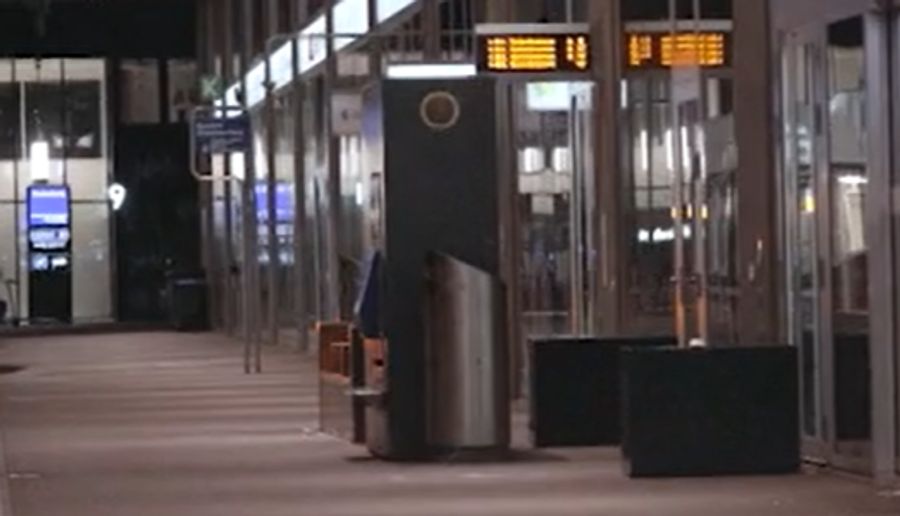 ... versteckt sich schliesslich an der Tramhaltestelle hinter diesem Ticketautomaten