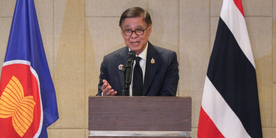 Der thailändische Außenminister Sihasak Phuangketkeow spricht während einer Pressekonferenz nach einem Sondertreffen der Asean-Außenminister, bei dem es um den anhaltenden Grenzkonf...