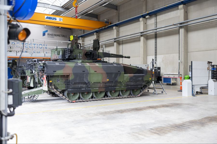 Ein Schützenpanzer vom Typ Puma für die Bundeswehr steht in einer Fertigungshalle im Rheinmetall-Werk Unterlüss.
