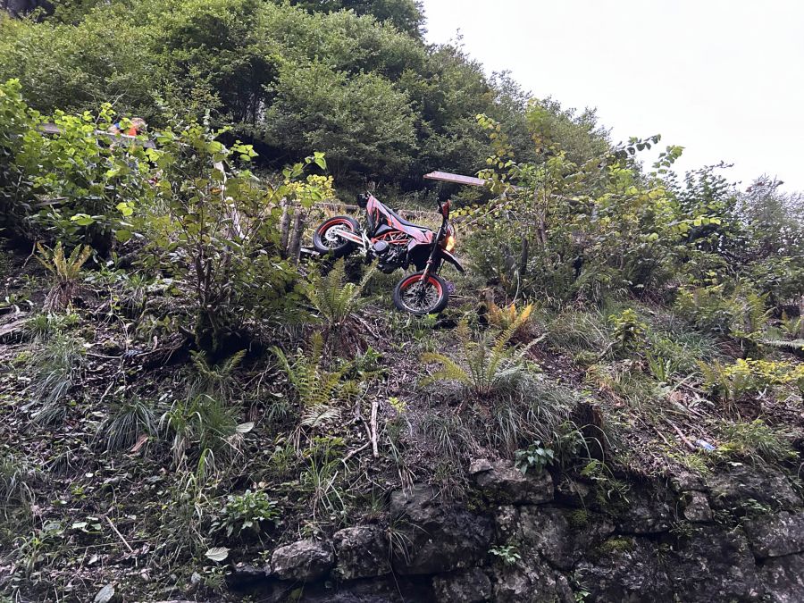 Der Motorradfahrer durchbrach einen Zaun.