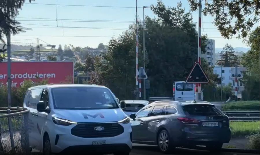 Oft stauen sich die Autos so sehr, dass sie die Schranke nicht passieren können, bis sie erneut runter geht.