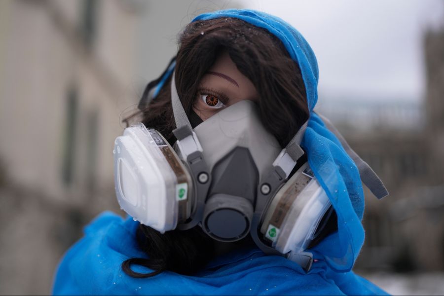 Maria trägt dabei eine Gasmaske.