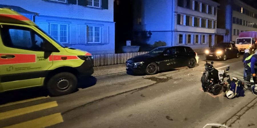 Ein Mann in einem elektrischen Rollstuhl wurde auf in Gais AR beim Überqueren des Fussgängerstreifens von einem Auto erfasst und schwer verletzt.