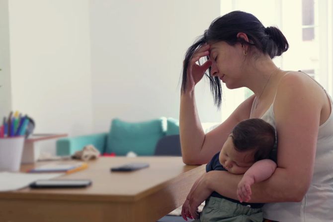 Mutter, Kind, Überforderung, müde