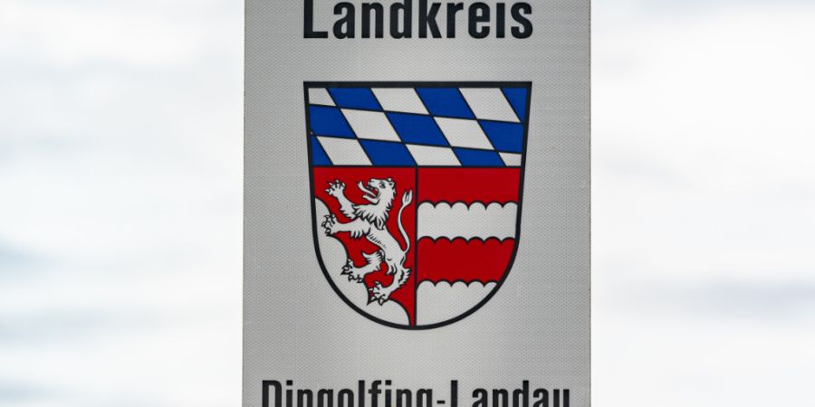 ARCHIV - «Landkreis Dingolfing-Landau» steht neben dem Wappen des Landkreises. Foto: Armin Weigel/dpa