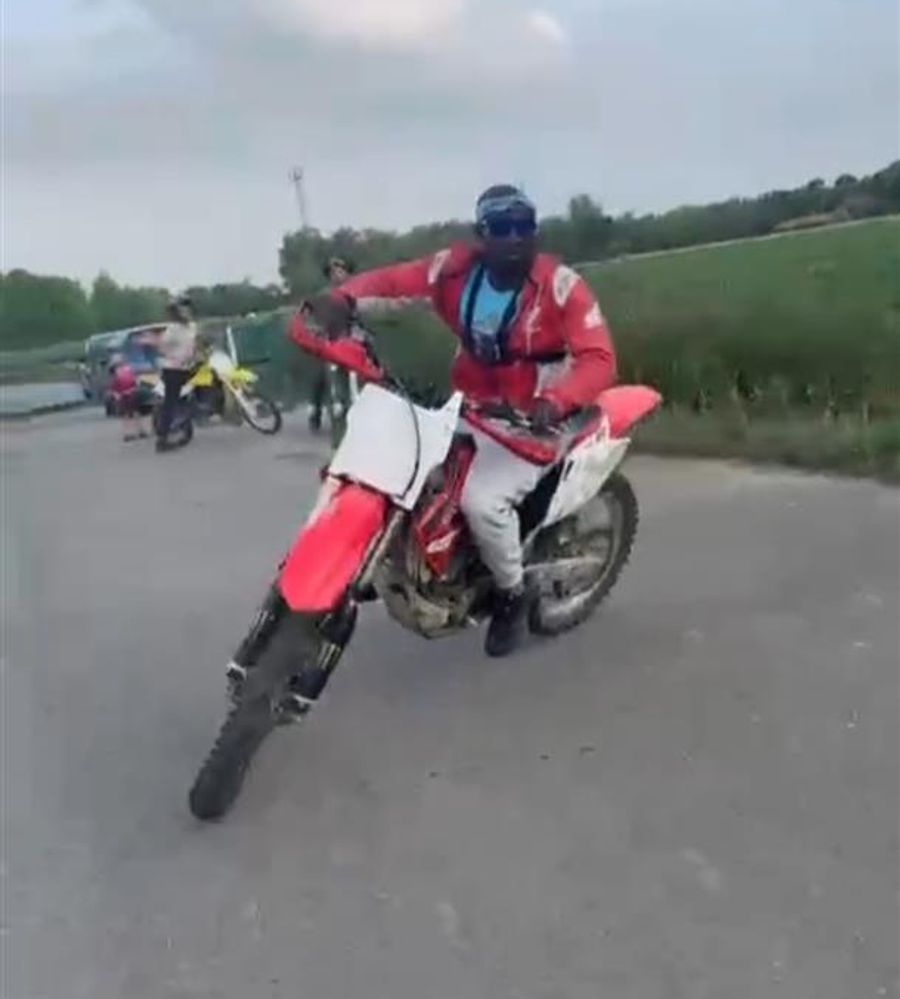 Auf seinen Fotos und Videos ist seine Leidenschaft für Motorräder gut ersichtlich.