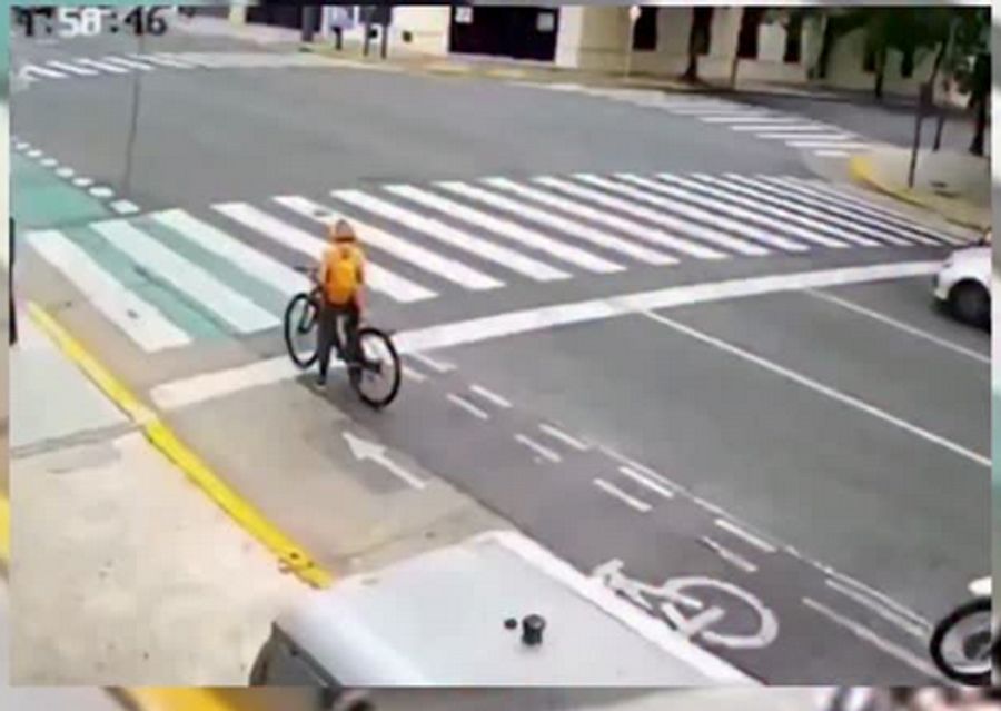 Da war alles noch in Ordnung: Die Touristin guckt auf ihr Handy.