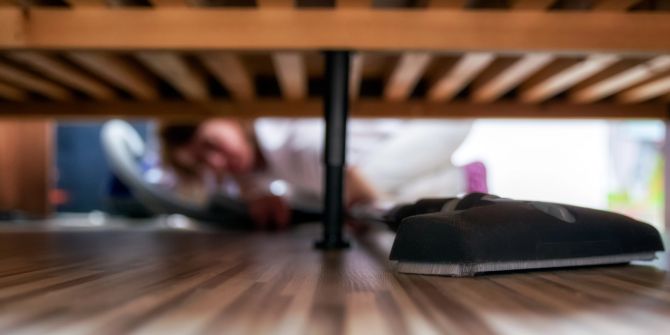 Reinigung unter dem Bett