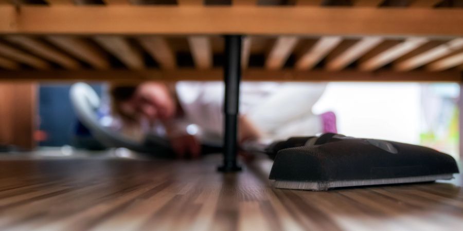 Reinigung unter dem Bett