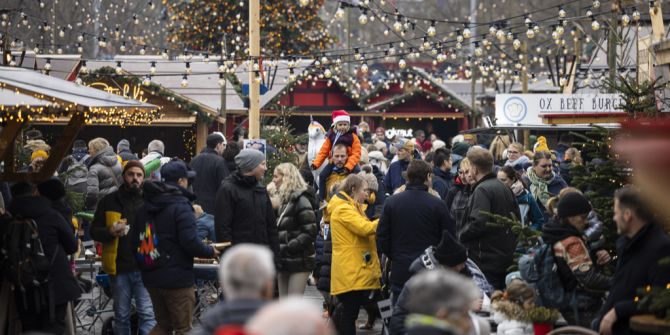 wienachtsdorf Zürich Sechseläutenplatz Bellevue