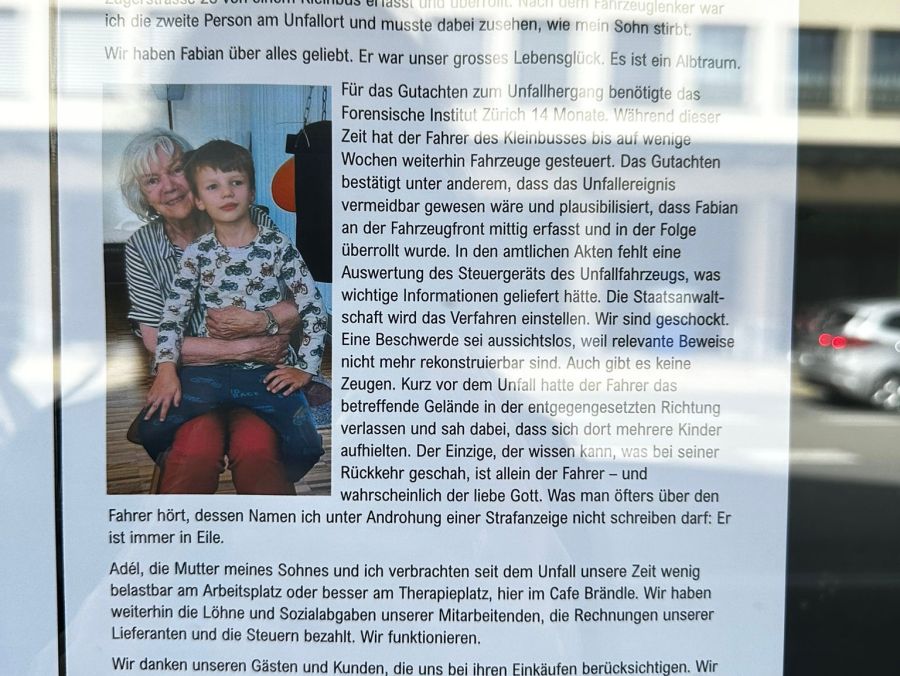 In einem öffentlichen Infoblatt kritisieren die Eltern die Behörden.