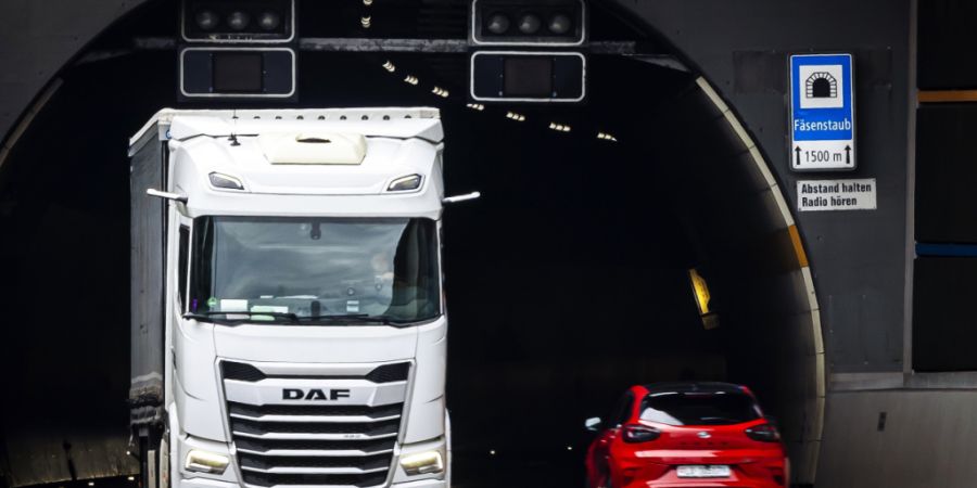 Im Fäsenstaubtunnel fielen Eisplatten von einem Lastwagendach auf die Motorhaube eines entgegenkommenden Autos. (Symbolbild)