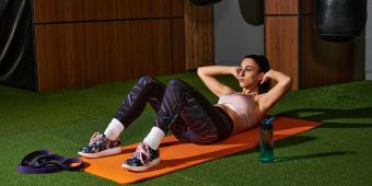 Frau beim Training, Crunches
