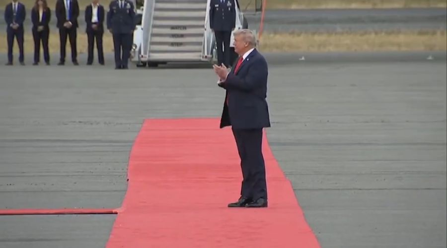 Während der Kremlchef auf ihn zukommt, applaudiert der US-Präsident.
