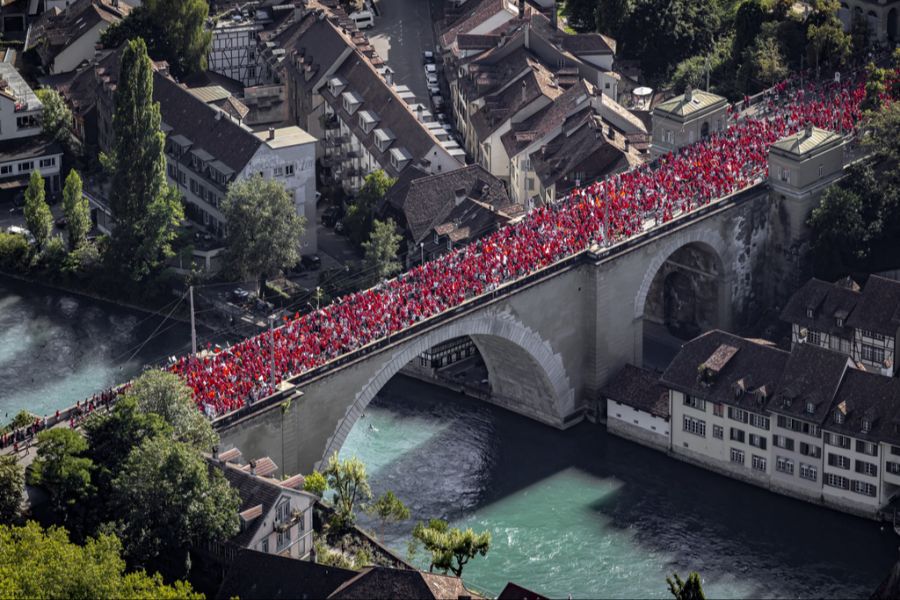 Aline Trede schlägt vor, an der Nydeggbrücke ein Schild als Erinnerung an den Fanmarsch anzubringen. (Archivbild)
