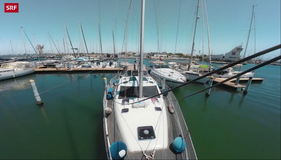 Seit zwei Jahren lebt das Paar jetzt schon auf dem Segelboot.