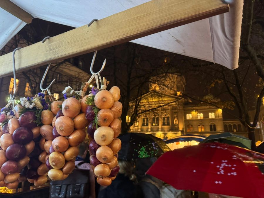Zwiebelzöpfe im Vordergrund, das Bundeshaus dahinter.