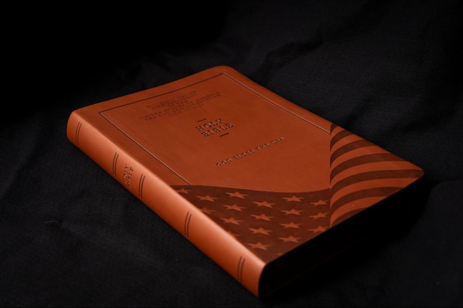 «God Bless the USA», das der Name von Trumps Bibel.