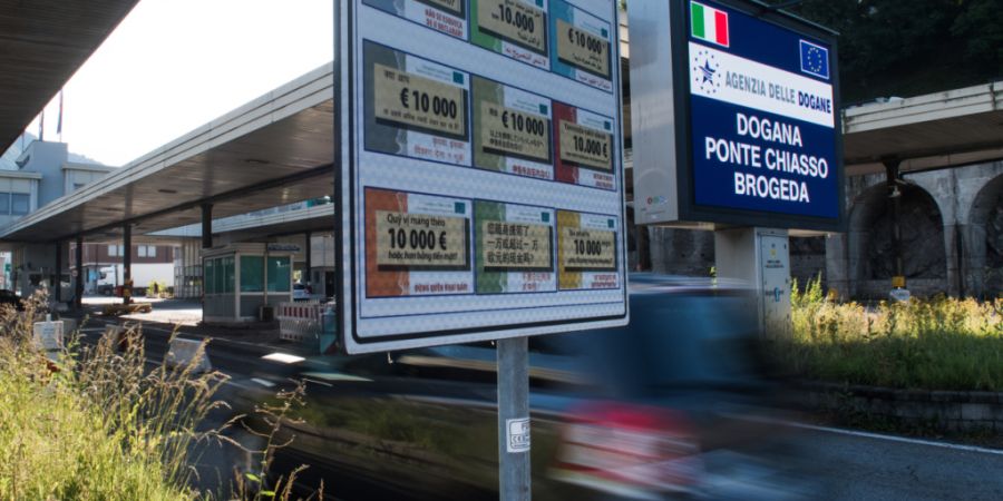 Mit der Lohnerhöhung für Ärztinnen, Ärzte und Pflegekräfte aus italienischen Grenzgebieten soll deren Abwanderung in die Schweiz verhindert werden. (Archivbild)