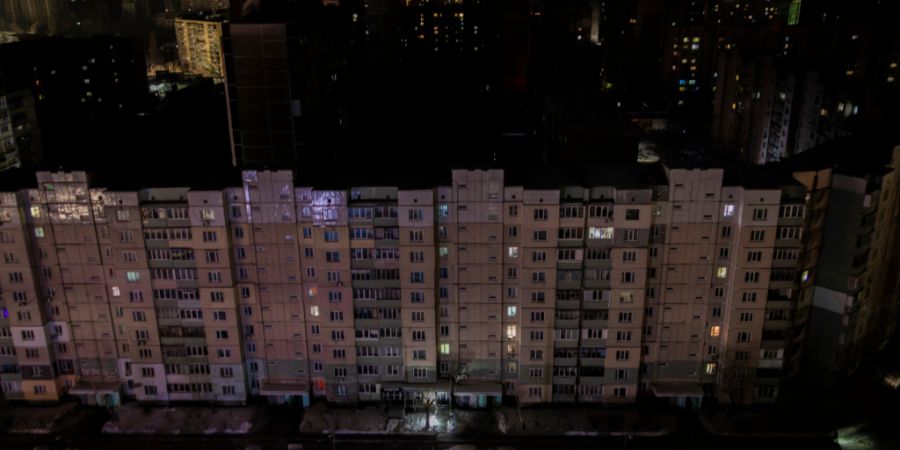 dpatopbilder - Kiewer Wohngebäude liegen im Dunkeln. Foto: Dan Bashakov/AP/dpa/Archivbild