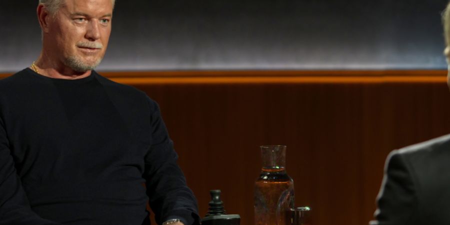 HANDOUT - Dieses von Netflix via AP veröffentlichte Foto zeigt die Schauspieler Eric Dane (l) und Brad Falchuk in einer Episode von «Famous Last Words». Foto: Uncredited/Netflix/AP/d...