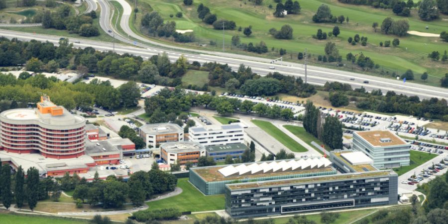 Sechs Personen werden weiterhin in der Westschweizer Rehabilitationsklinik in Sion behandelt (das Gebäude rechts auf dem Foto).