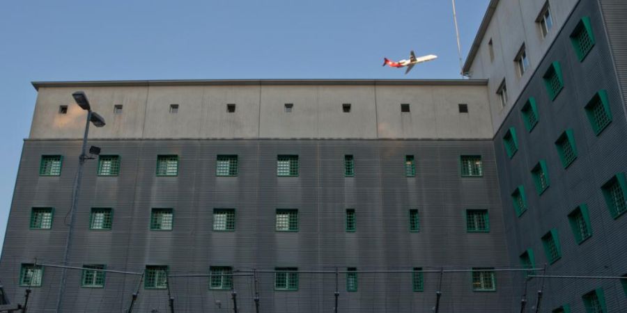 Der Aargauer Regierungsrat hat die Statistik des Bundes korrigiert: Die Ausschaffungsquote war 2024 mit 83,2 Prozent deutlich höher als vom Bund ausgewiesen. (Symbolbild)