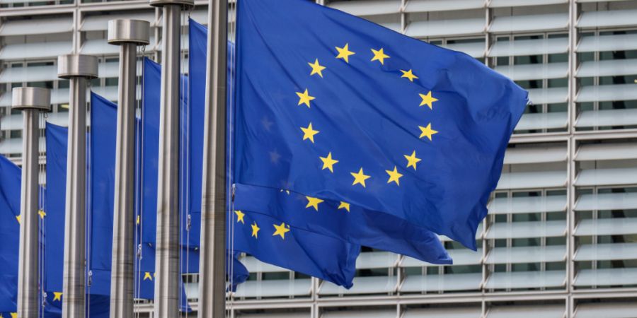 ARCHIV - EU-Fahnen wehen vor dem Sondergipfel der Staats- und Regierungschefs der EU-Staaten vor dem Gebäude EU-Kommission. (zu dpa: «EU schickt über 450 Millionen Euro Hilfe in den ...