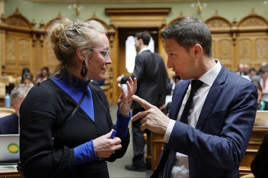 Liebt das Weibeln und den Austausch mit anderen Parteien: Aline Trede diskutiert mit Nationalrat Christian Imark (SVP/SO), am ersten Tag der Frühlingssession 2024.