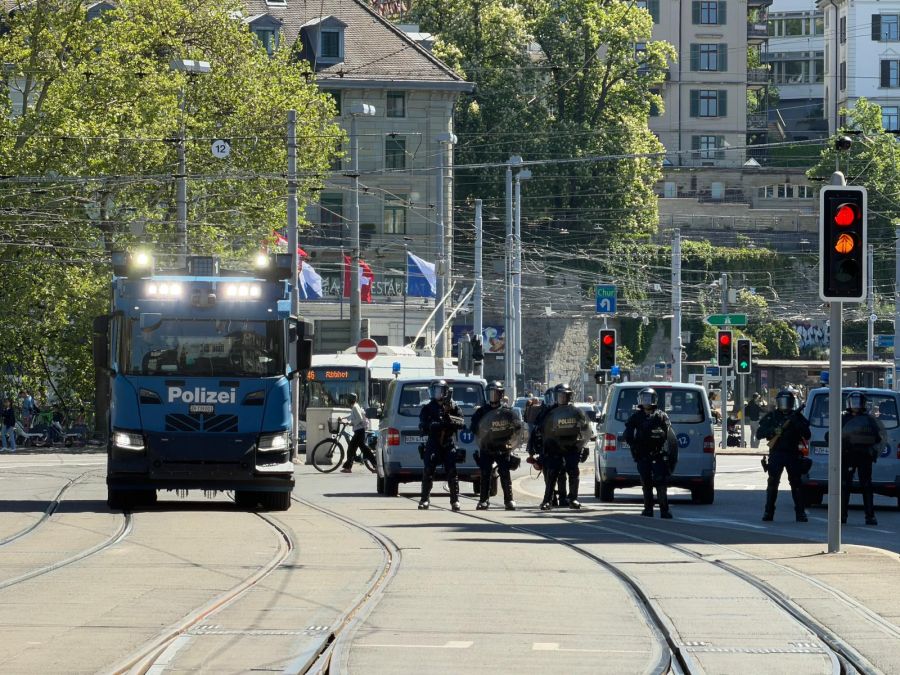 Die Polizei steht bereit.