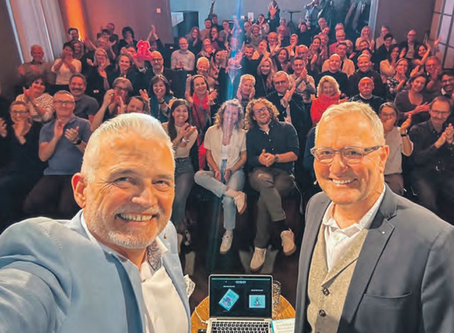 Autor Edi Estermann (l.) und Moderator Frank Baumann bringen «Der Elefant im Personalladen – Sprichwörter und Redewendungen wie Strand am Meer» auf die Bühne.