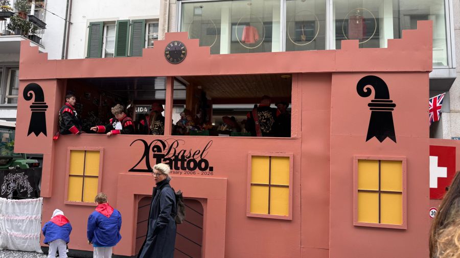 Auch das Basel Tattoo kommt am Cortège vor.