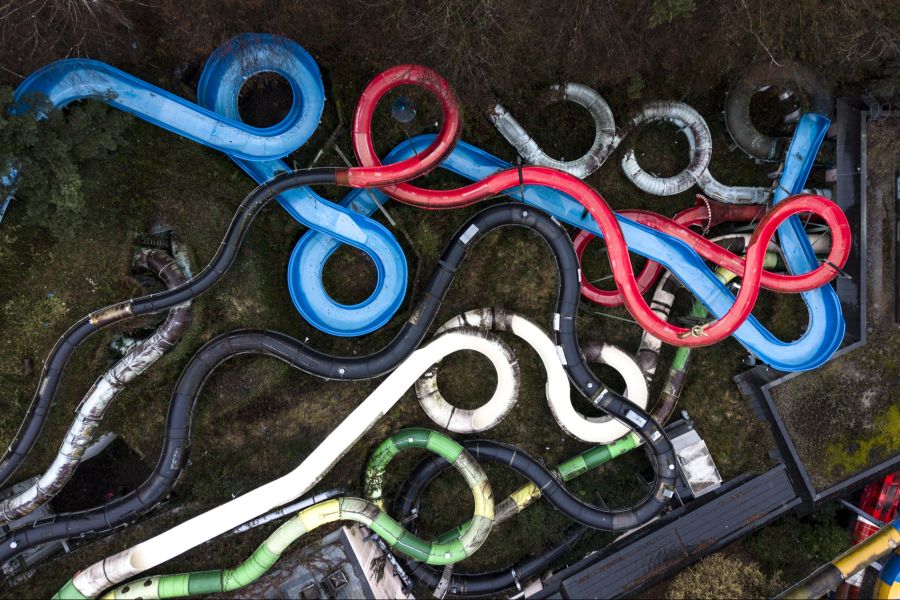 Material löste sich von der Betondecke, Reparaturen sind im Gange.