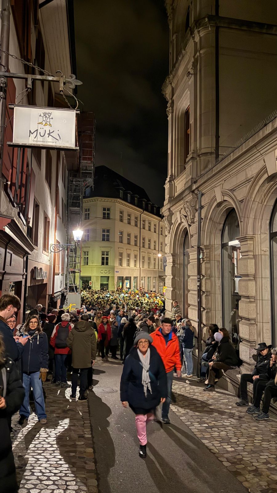 Kurz vor dem Beginn des Morgestraichs sammeln sich in Basel die Massen.