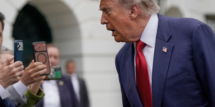 US-Präsident Donald Trump spricht zu Reportern, bevor er auf dem Südrasen des Weißen Hauses zur Marine One geht. Foto: Jose Luis Magana/AP/dpa