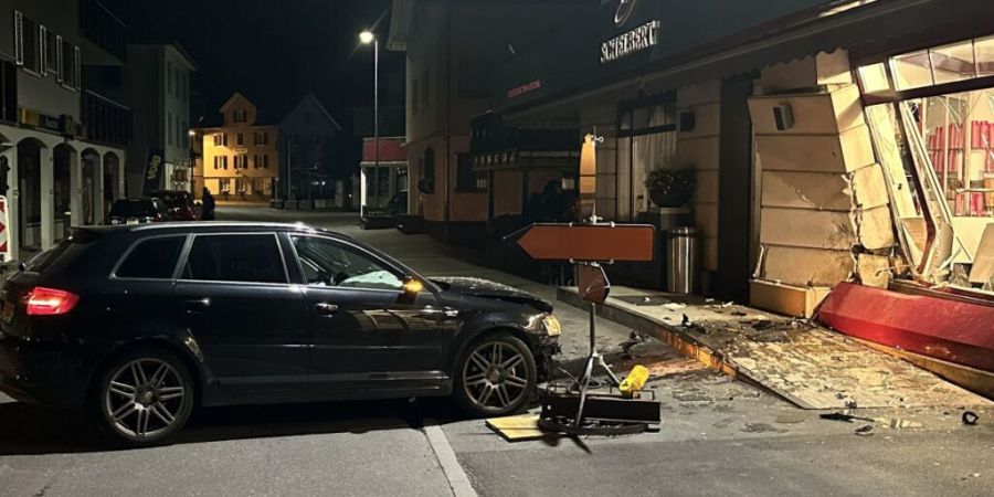 Eine 18-jährige Frau und ihre beiden 16- und 17-jährigen Beifahrerinnen blieben bei dem Unfall unverletzt.