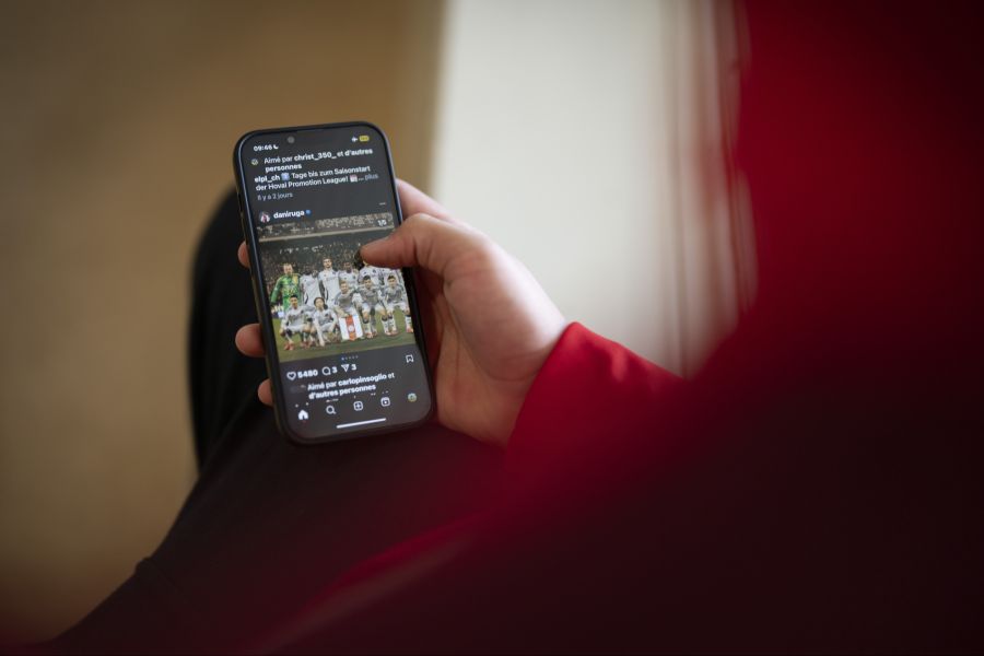 Sie folgen Influencern und Vorbildern, liken und teilen deren Beiträge. (Symbolbild)