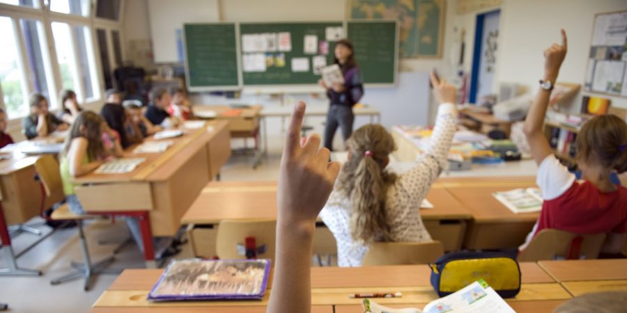 Bildung: Schulklasse wird unterrichtet.