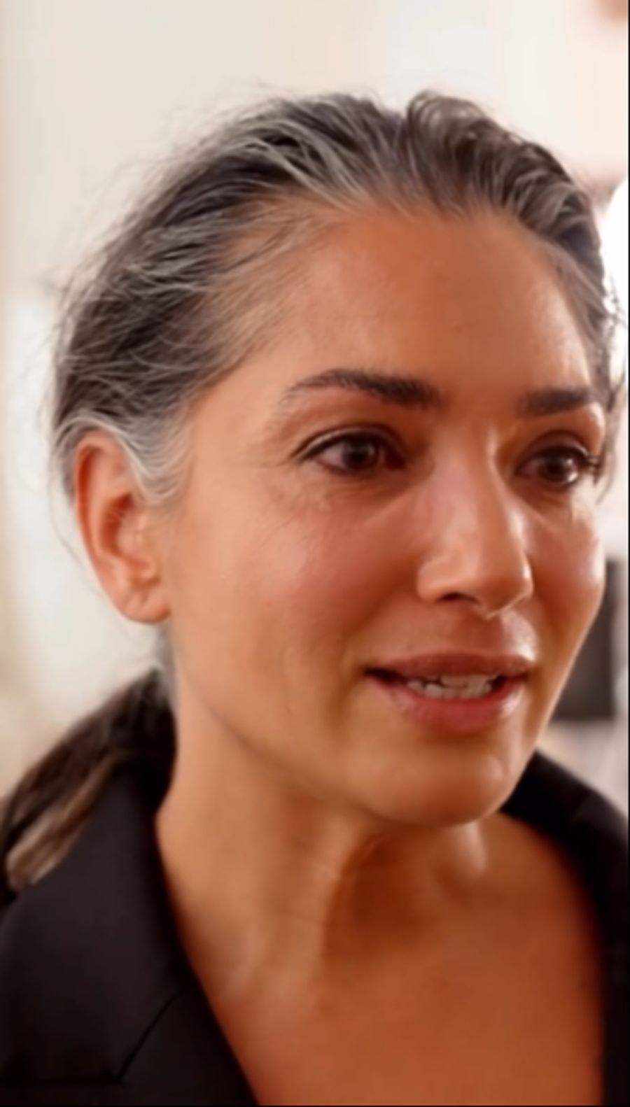 Die 47-Jährige ist den Tränen nahe.