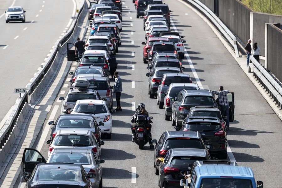 Jedes Jahr stauen sich vor dem Gotthard-Tunnel diverse Verkehrsteilnehmer.