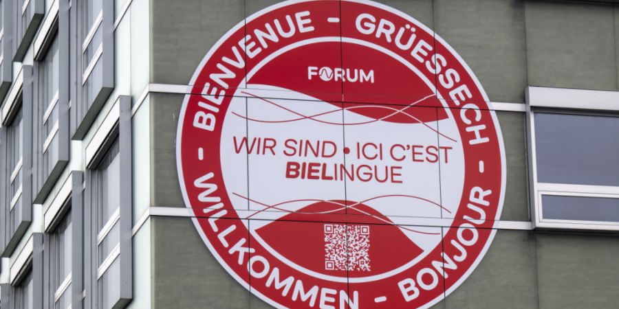 Das Forum für Zweisprachigkeit - hier beworben an der Fassade der Bieler Gassmann Medien - feiert dieses Jahr 30-jähriges Bestehen. (Archivbild)