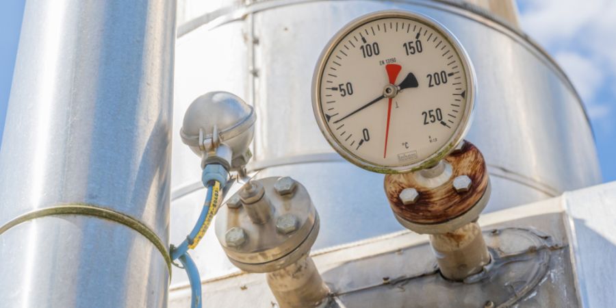 ARCHIV - Ein Anzeige für Temperatur ist in der Anlage des Gasspeicher Wolfersberg, östlich von München, an einem der vielen Rohre zu sehen. Foto: Peter Kneffel/dpa