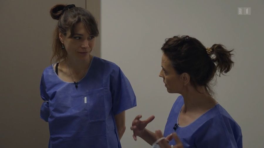 Mona Vetsch mit der Rechtsmedizinerin Conny Hartmann, kurz bevor es zur Oduktion geht.